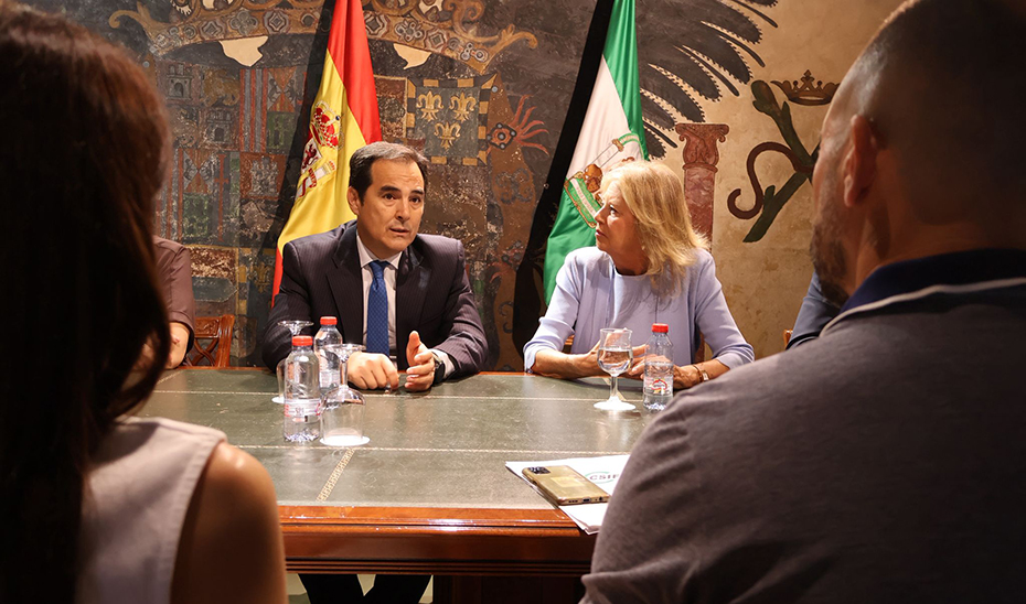 
			      El consejero de Justicia, José Antonio, en una reunión mantenida con la alcaldesa de Marbella, Ángeles Muñoz (Archivo).			    
			  